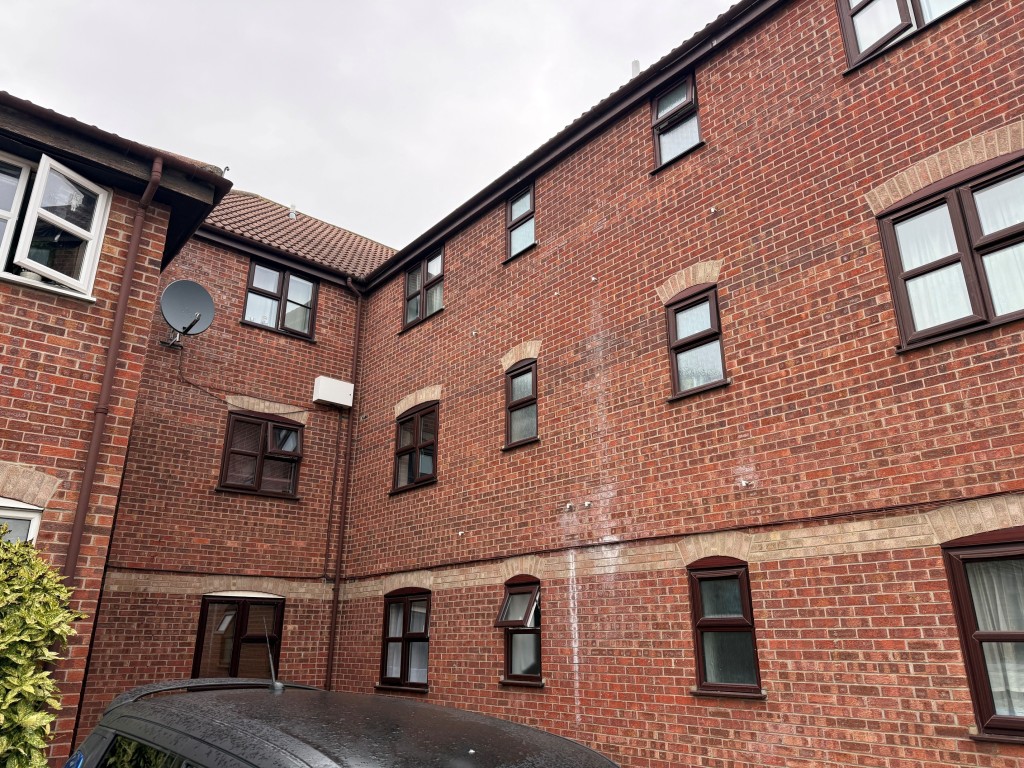 Lot: 146 - VACANT ONE-BEDROOM FIRST FLOOR FLAT FOR IMPROVEMENT - Rear elevation of the building